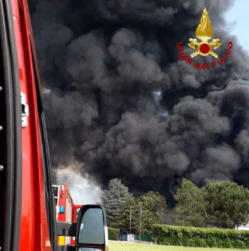 PINEROLO – Vasto incendio in un'azienda di bombolette spray a Roletto