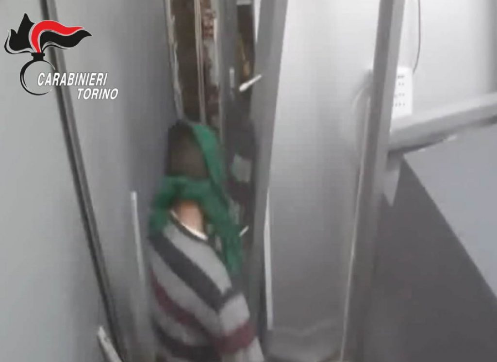 TORINO – Assalto al bancomat a Piscina con un carroattrezzi, inchiodata la banda 1 TORINO – Assalto al bancomat a Piscina con un carroattrezzi, inchiodata la banda