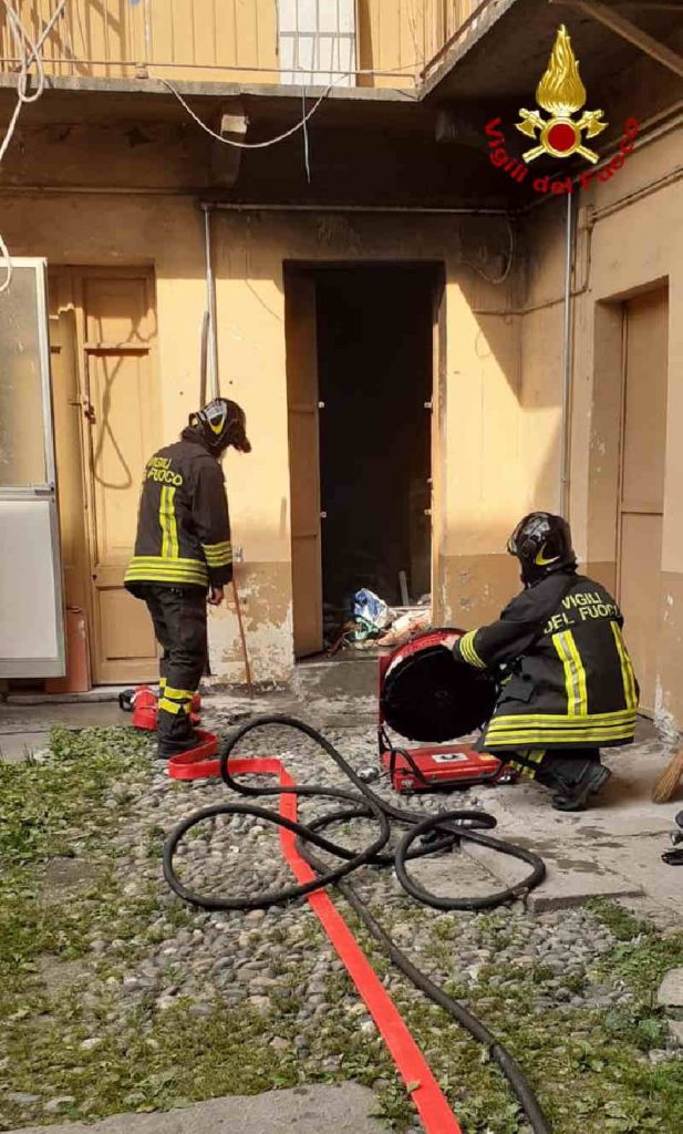 TORINO - Evacuati residenti stabile di via Giachino per incendio 1 TORINO - Evacuati residenti stabile di via Giachino per incendio