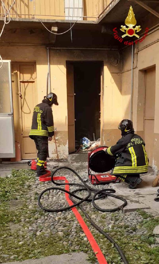 TORINO - Evacuati residenti stabile di via Giachino per incendio