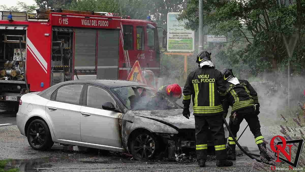 FELETTO - L'auto si incendia sulla 460, illeso il conducente (FOTO E VIDEO)