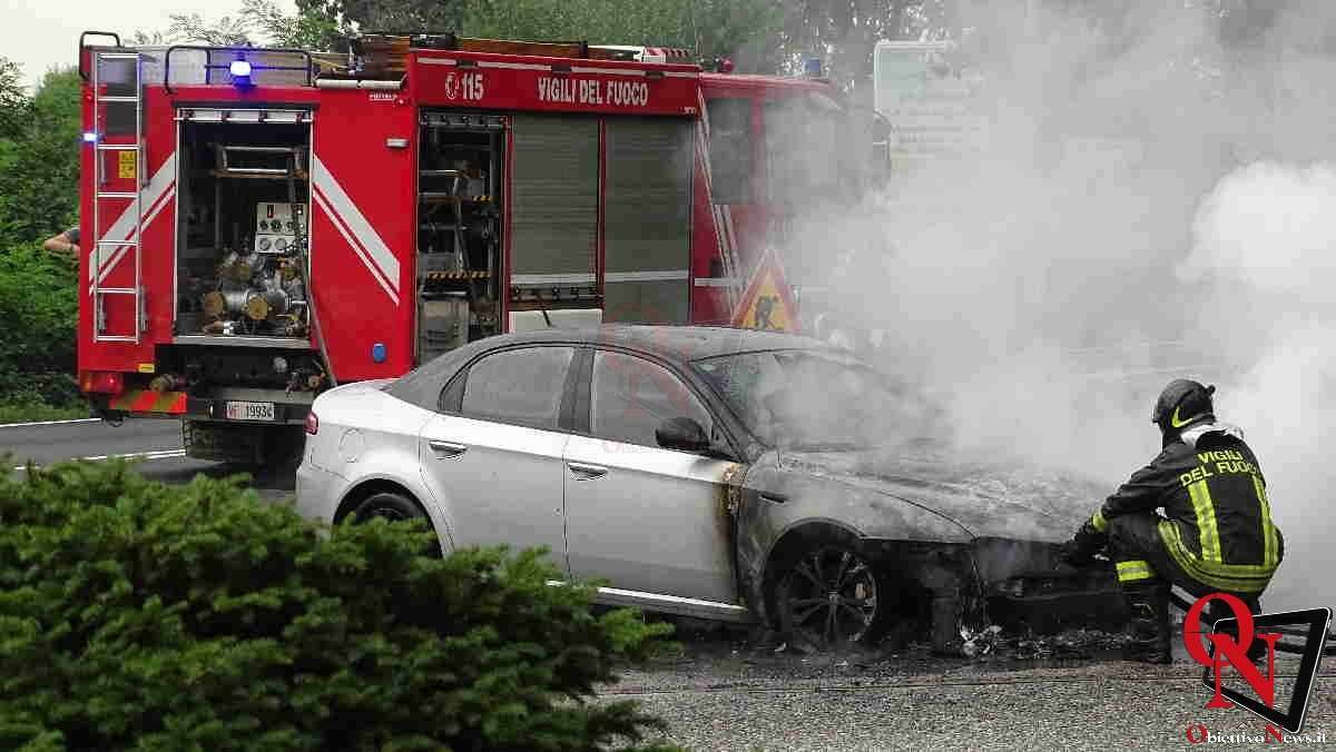 FELETTO - L'auto si incendia sulla 460, illeso il conducente (FOTO E VIDEO)