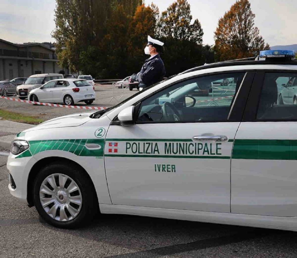 IVREA – Girava in auto con la patente revocata e la vettura sotto sequestro: 5000 euro di multa
