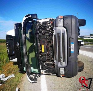 VEROLENGO – Motrice carica di alimenti si ribalta sulla Sp31 (FOTO)