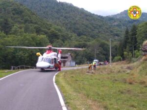 RIBORDONE – Ciclista scivola giù per la scarpata, trasportato ad Ivrea