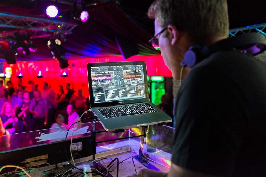 PIEMONTE – Ristori per le discoteche, negozi nei centri commerciali e altri 1 discoteca