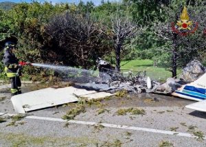 VERCELLI – Ultraleggero precipita e si incendia, salvi gli occupanti