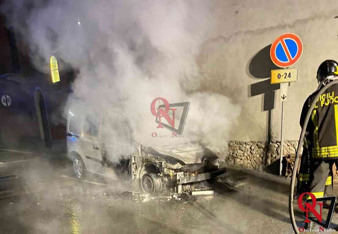 FAVRIA – Auto parcheggiata in via San Rocco si incendia (FOTO E VIDEO)