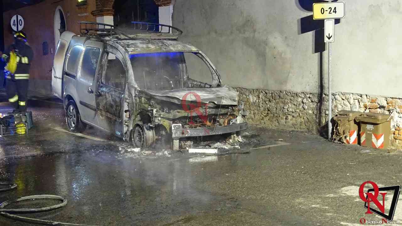FAVRIA – Auto parcheggiata in via San Rocco si incendia (FOTO E VIDEO)