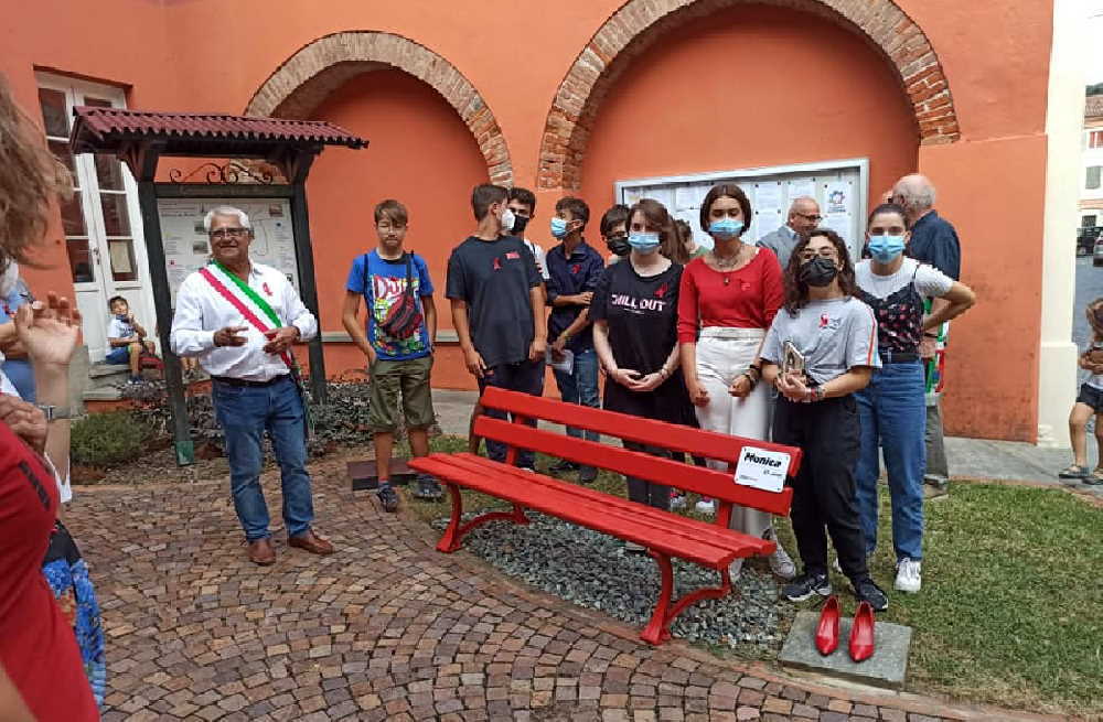 CANDIA CANAVESE – Inaugurate le panchine rosse; anche a Montalenghe, Orio e Barone 1 CANDIA CANAVESE – Inaugurate le panchine rosse; anche a Montalenghe, Orio e Barone