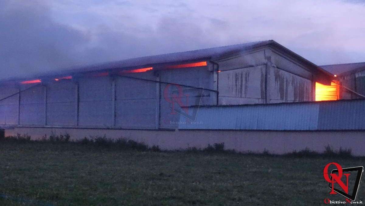 CASTELLAMONTE - Vasto incendio in cascina (FOTO E VIDEO)