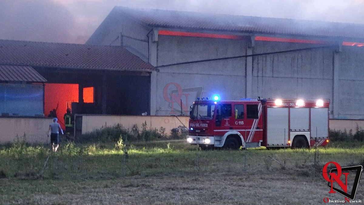 CASTELLAMONTE - Vasto incendio in cascina (FOTO E VIDEO)