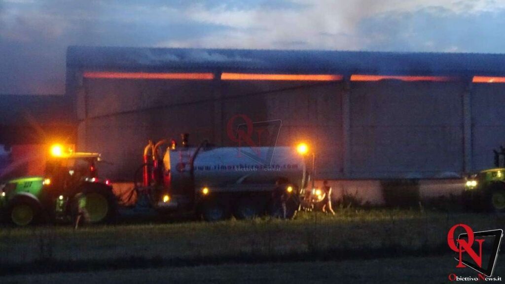 CASTELLAMONTE – Incendio in cascina, proseguono le operazioni dei Vigili del Fuoco 1 CASTELLAMONTE – Incendio in cascina, proseguono le operazioni dei Vigili del Fuoco