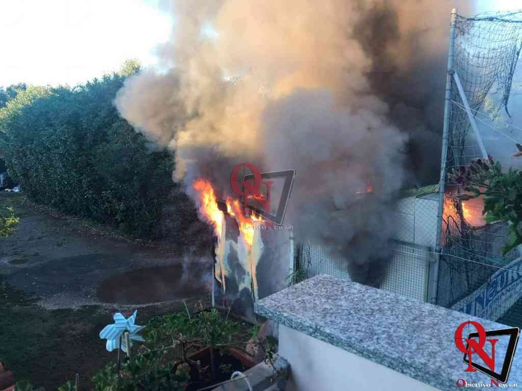 FAVRIA - Incendio agli spogliatoi del campo da calcetto (FOTO E VIDEO)