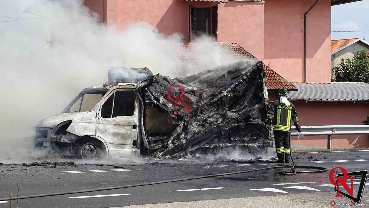 FELETTO - Furgone distrutto dalle fiamme (FOTO E VIDEO)