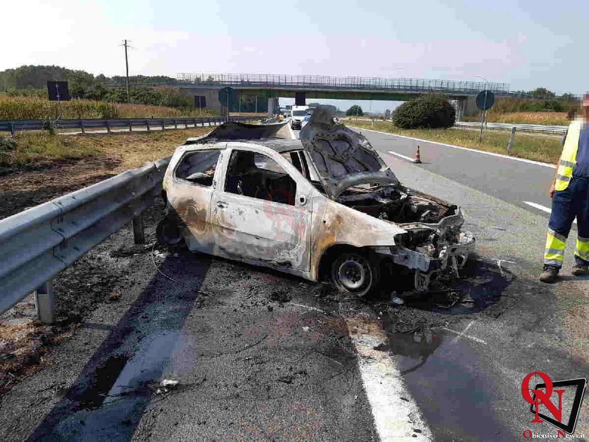 IVREA – Auto in fiamme, in seguito ad incidente, sulla bretella Ivrea-Santhià (FOTO)