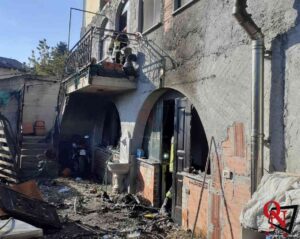 VAL DI CHY – Incendio in abitazione ad Alice Superiore, un uomo è rimasto ferito (FOTO)