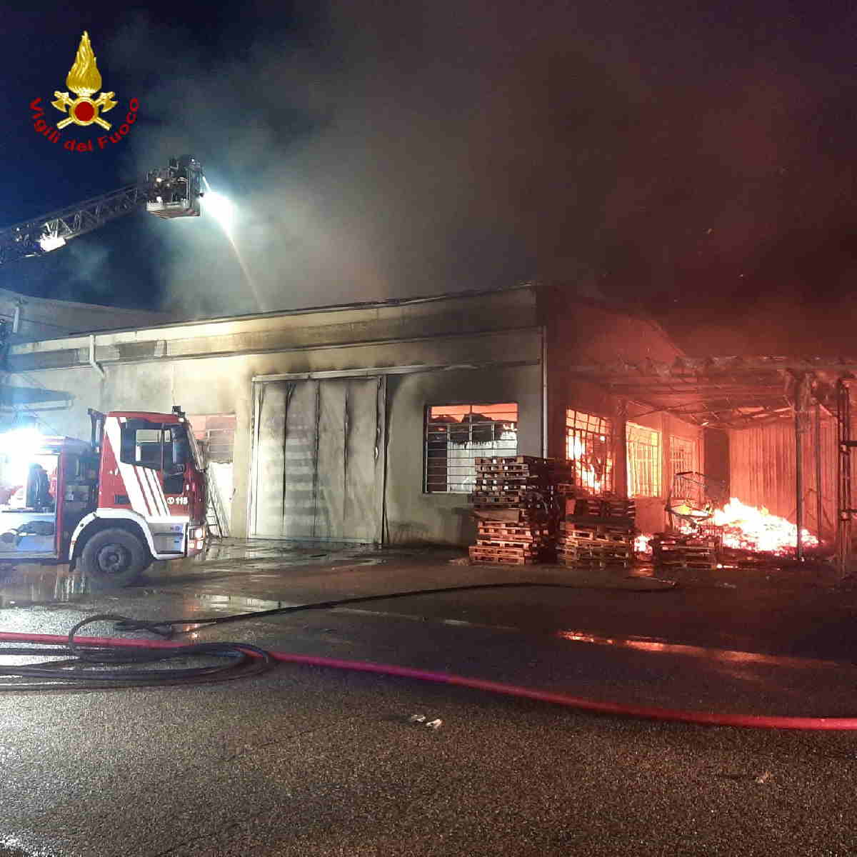 ANDEZENO - Incendio edificio industriale in via Chieri (FOTO)