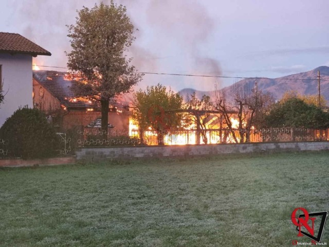 CIRIÈ – Struttura in fiamme in località Marietta (FOTO)