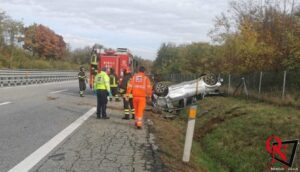 MONTALENGHE – Autostrada A5: vettura esce di strada e si ribalta