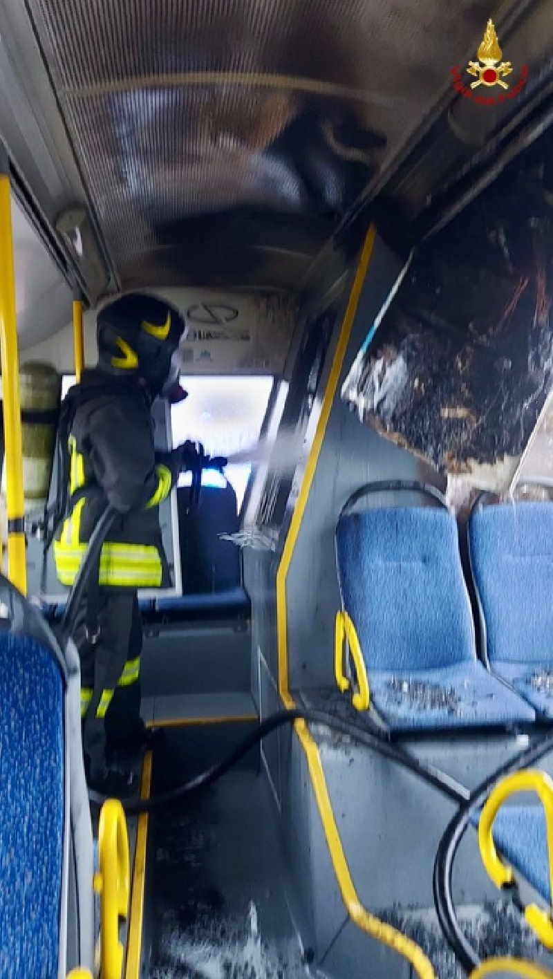 NOVARA – Autobus in fiamme sulla Sp11 a Cameri