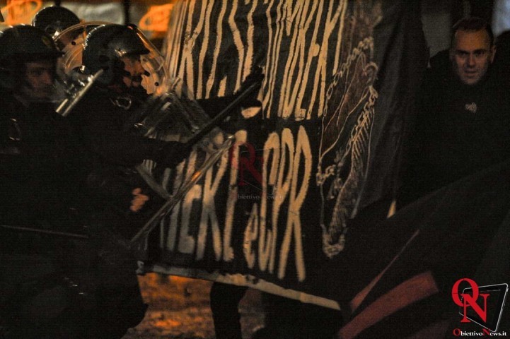 TORINO – Anarchici in protesta contro sgomberi e Cpr, per le vie del centro (FOTO)