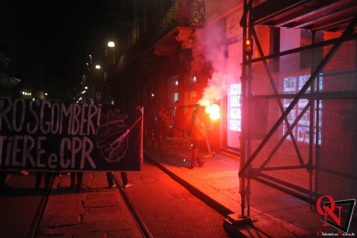 TORINO – Anarchici in protesta contro sgomberi e Cpr, per le vie del centro (FOTO)