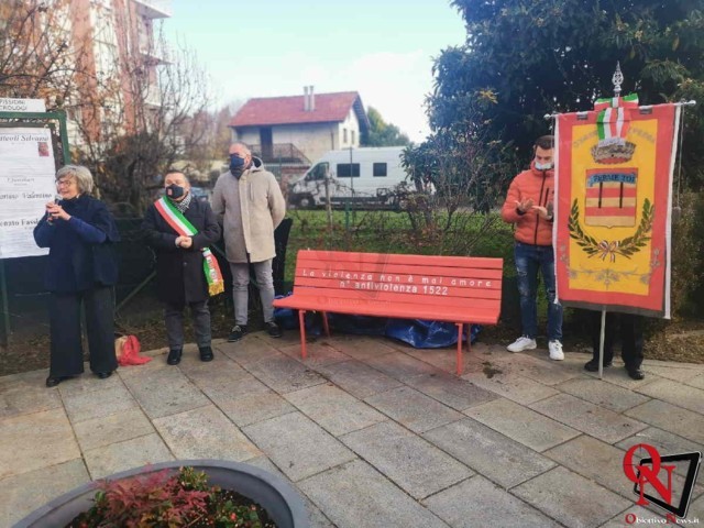 VALPERGA – Inaugurata la panchina rossa: “La violenza non è mai amore” (FOTO)