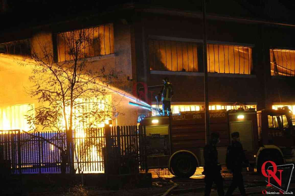 BEINASCO – Incendio capannone: controlli dell'Arpa e scuole chiuse per prudenza (FOTO)