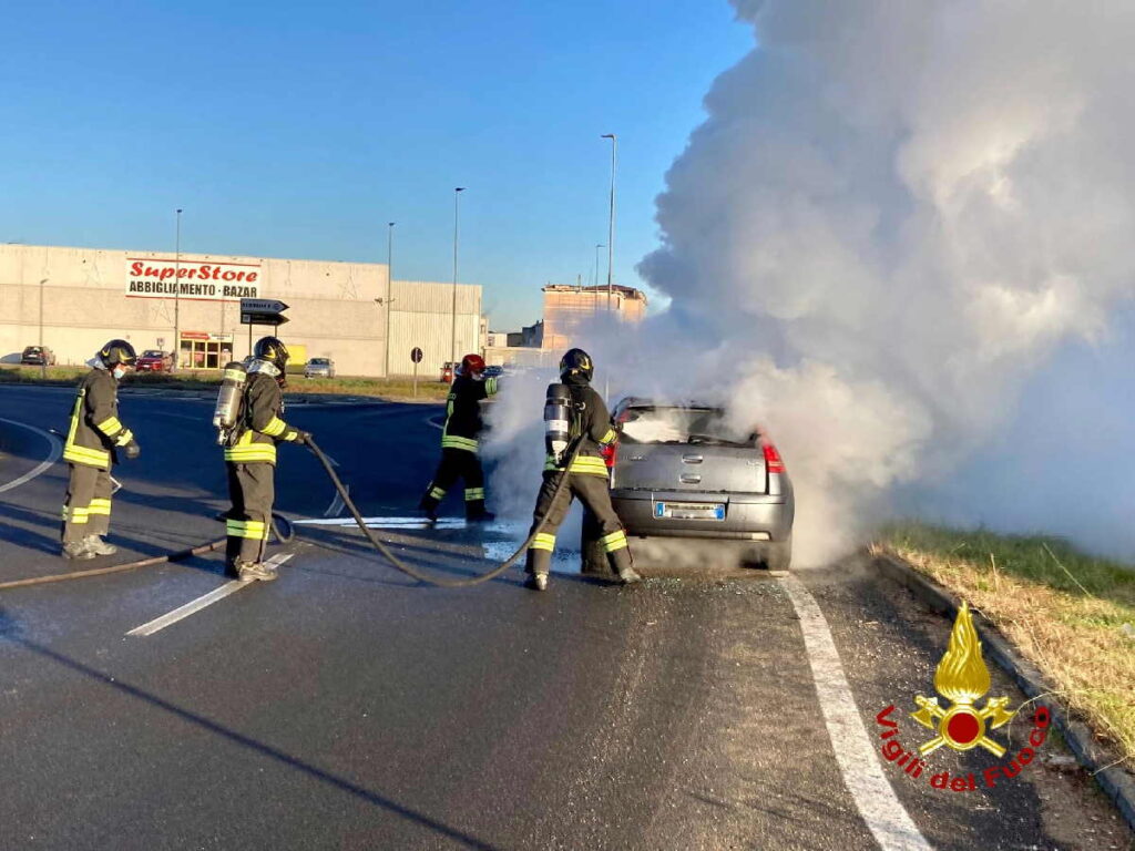 NOVARA – Auto in fiamme sulla Statale 32 a Bellinzago