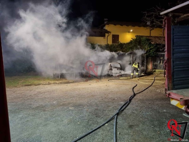 RIVARA – Incendio capanno degli attrezzi; distrutti una vettura e un mini escavatore (FOTO)