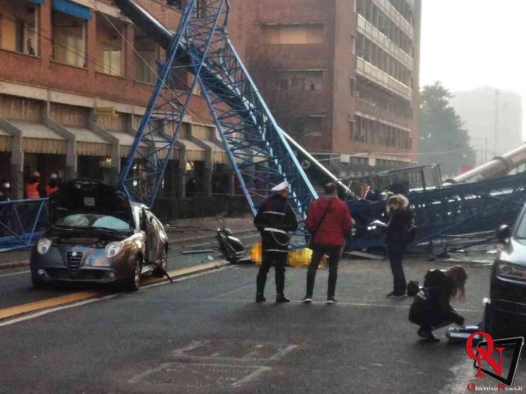 TORINO – Precipita una gru in via Genova: tre morti e tre feriti (FOTO)