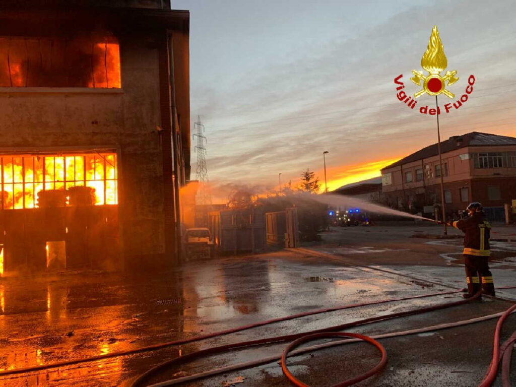 BEINASCO - Incendio in un'azienda che tratta materiale plastico