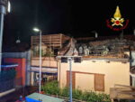CASELLE TORINESE – Tetto di un'abitazione di via Fattori distrutto da un incendio (FOTO)