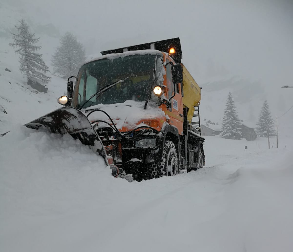 LANZO / CERESOLE – Nella valli, al lavoro i mezzi per far fronte alla nevicata