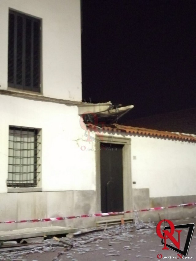 FAVRIA – Camion passa da via Bertano e abbatte un balcone (FOTO)