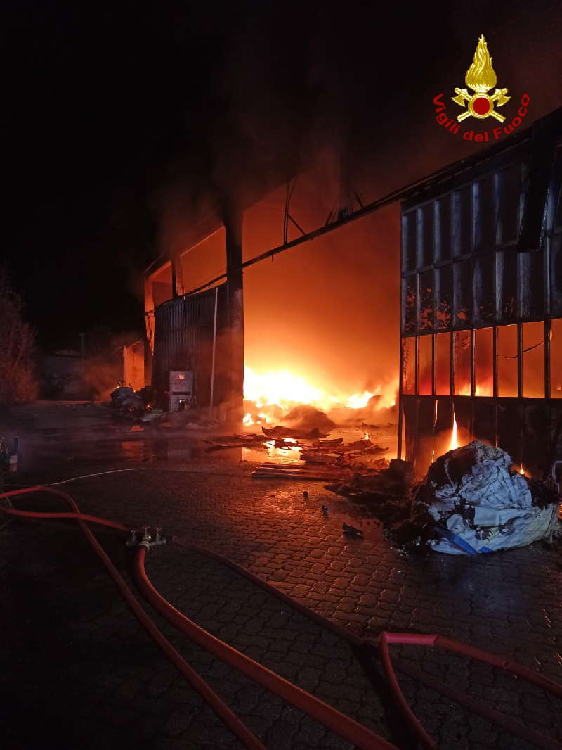 LEINI – Capannone in fiamme, vasto incendio in via Manfredi Muzio (FOTO)
