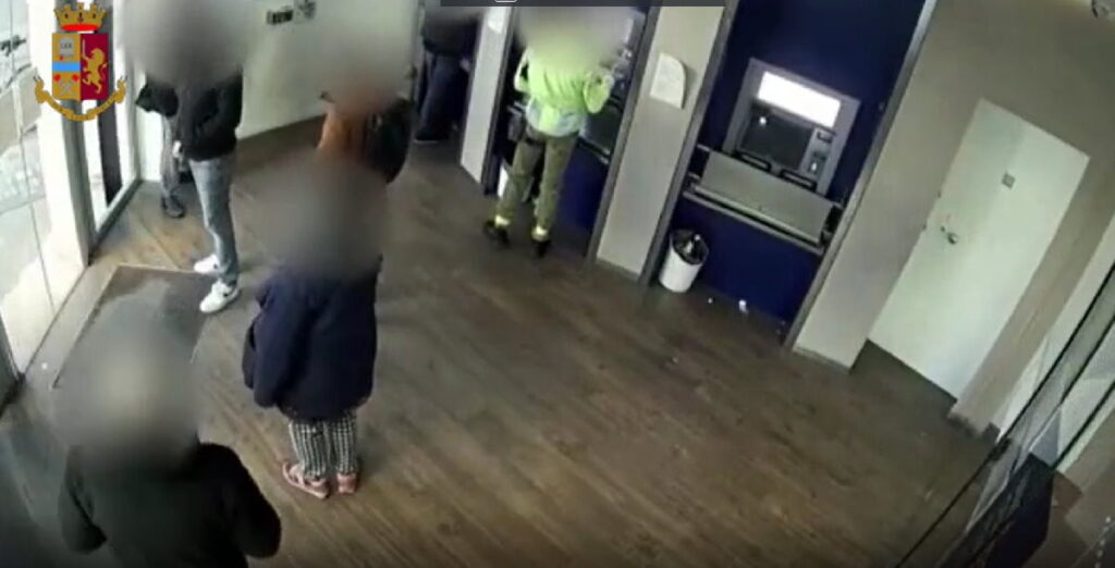TORINO – Raggirano una donna e la derubano: arrestati 1 TORINO – Raggirano una donna e la derubano: arrestati