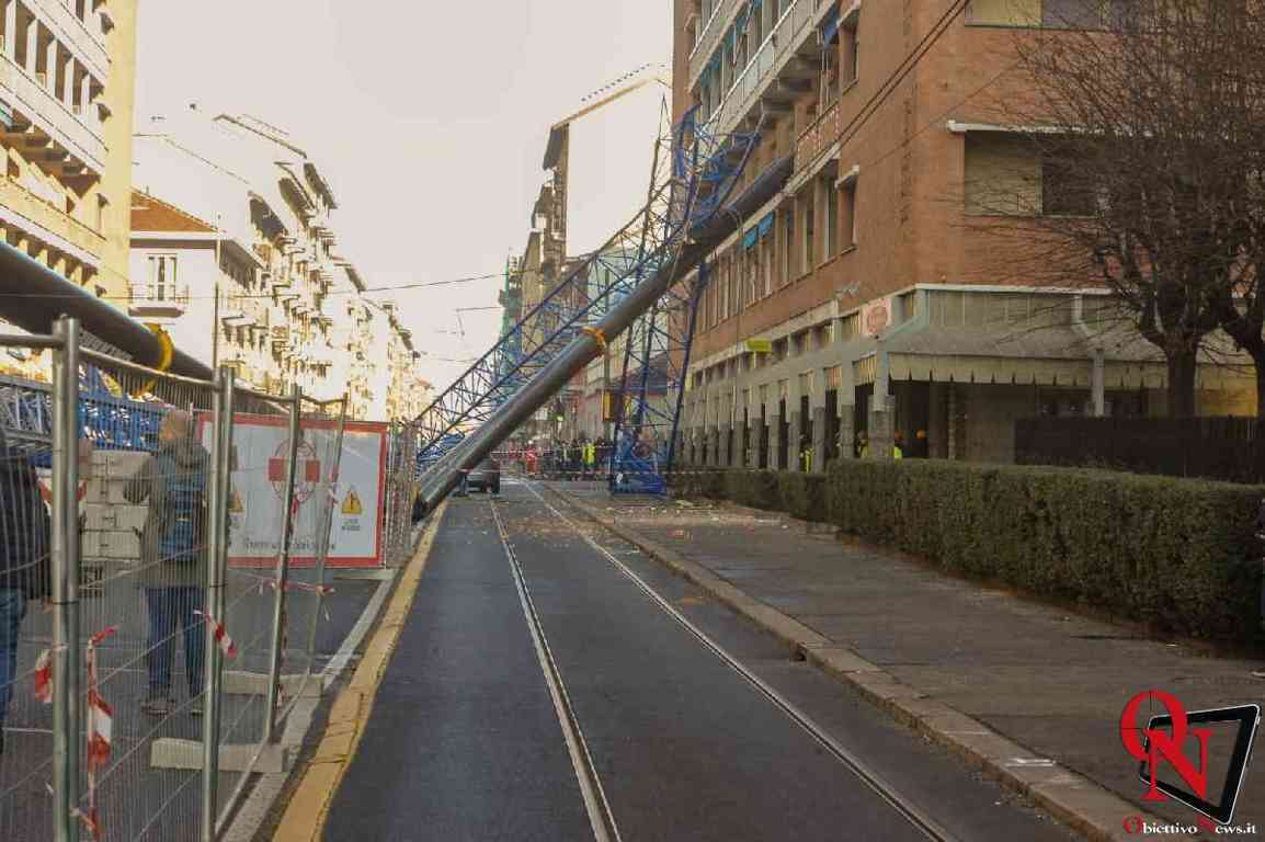 TORINO – Precipita una gru in via Genova: tre morti e tre feriti (FOTO)
