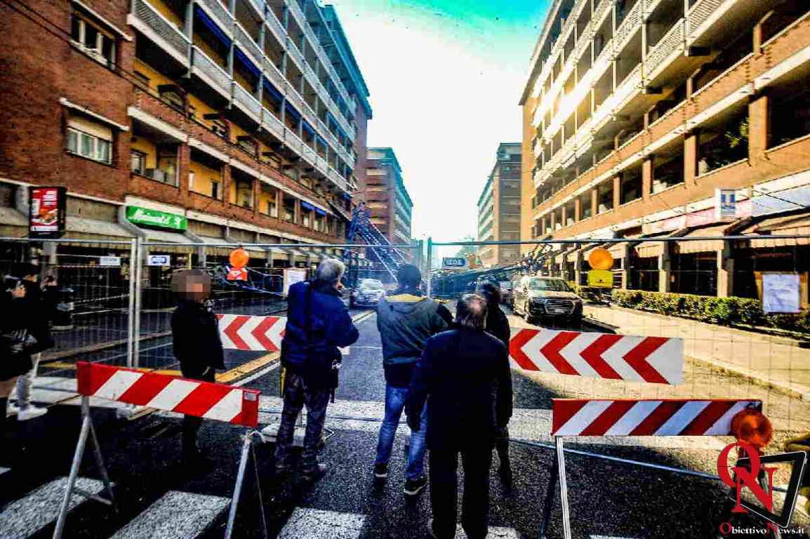 TORINO – Città in lutto per la morte dei tre operai; fiori e biglietti sul posto dell'incidente
