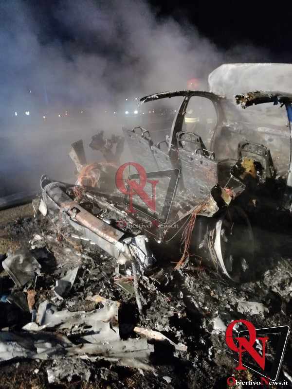 ALBIANO DIVREA Audi RS 4 a fuoco completamente distrutta dalle fiamme 2