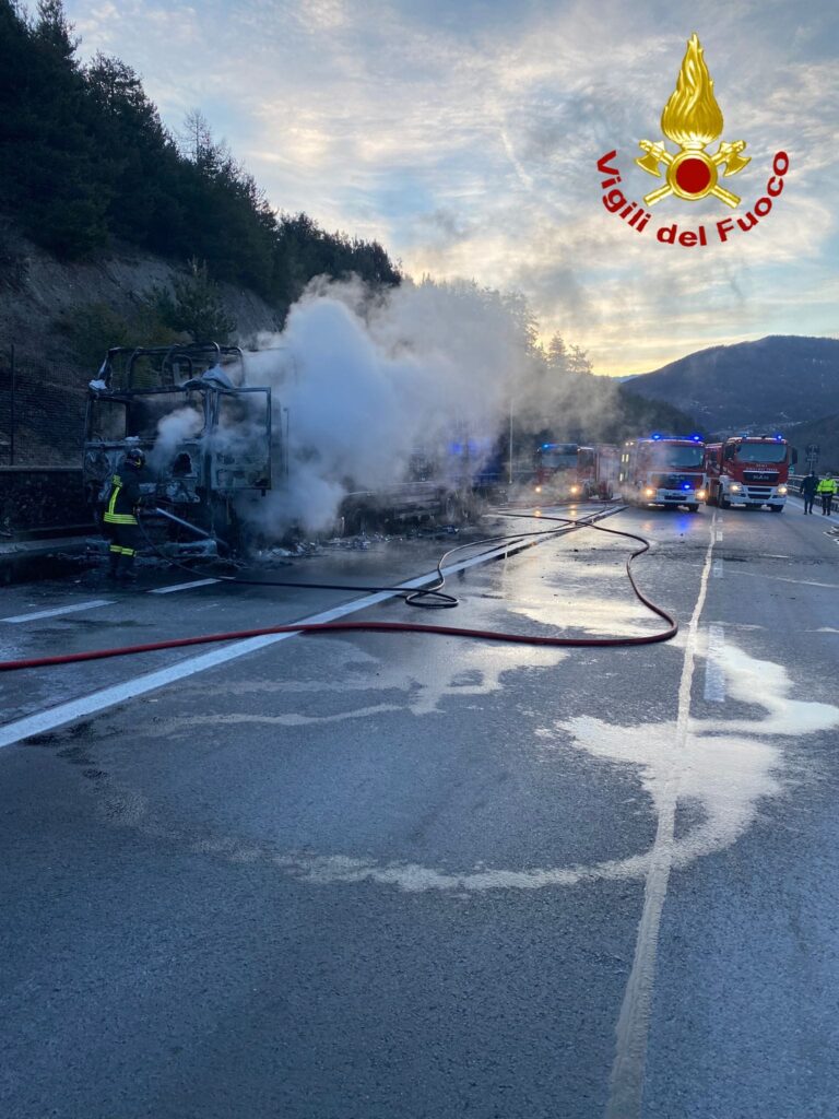 TORINO - Camion in fiamme sulla Torino-Bardonecchia 1 TORINO - Camion in fiamme sulla Torino-Bardonecchia
