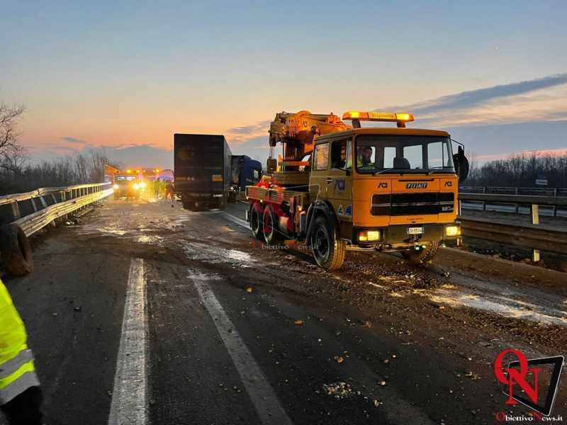 IVREA - Bretella Ivrea -Santhià: camion invade corsia opposta e di schianta (FOTO)
