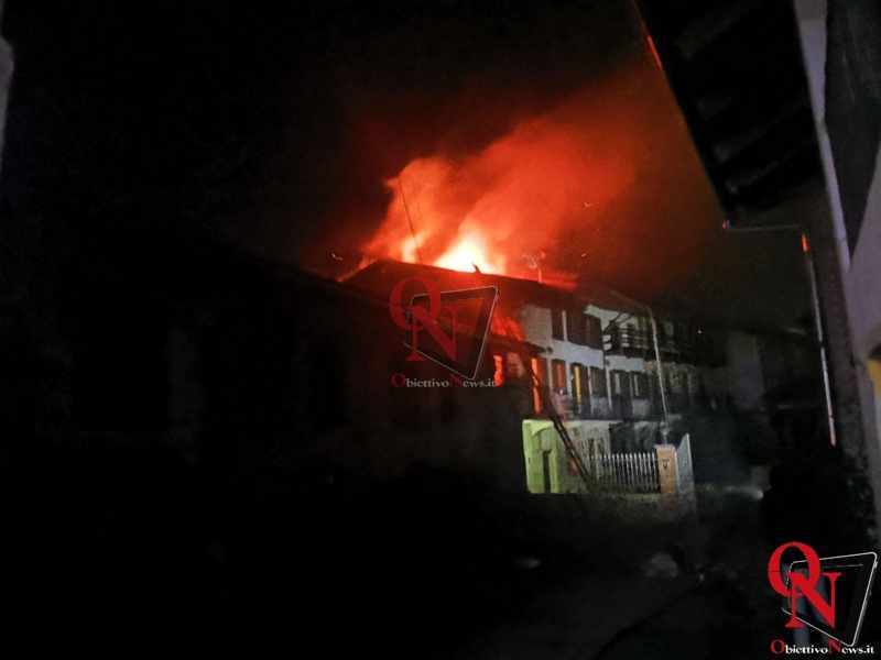 PEROSA CANAVESE In fiamme il tetto di una casa 1