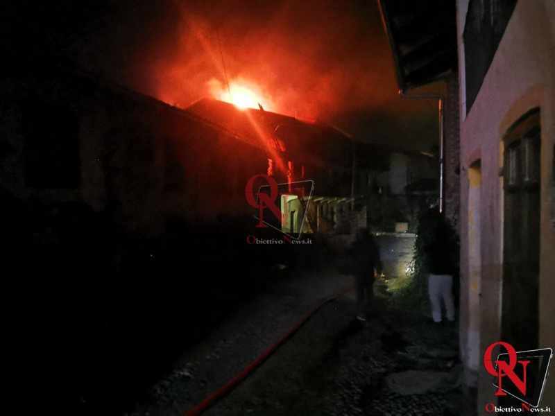 PEROSA CANAVESE - In fiamme il tetto di una casa (FOTO E VIDEO)