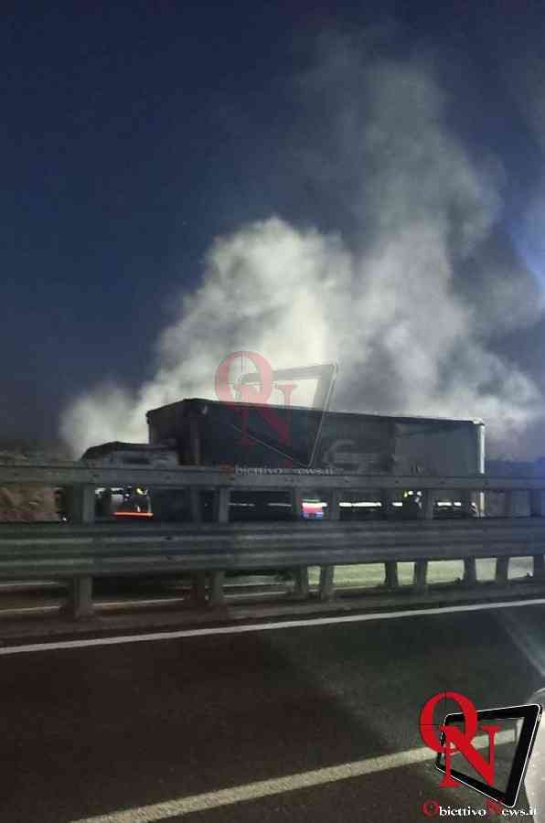 BORGARO - Camion in fiamme sul raccordo per La Mandria