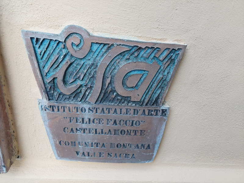 CASTELLAMONTE – Riparata la parete che ospita l'installazione “Tradizione e antichi mestieri” 1 CASTELLAMONTE – Riparata la parete che ospita l'installazione “Tradizione e antichi mestieri”