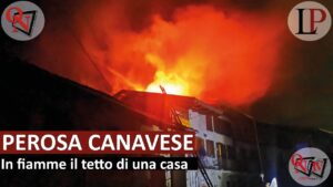 PEROSA CANAVESE – In fiamme il tetto di una casa (FOTO E VIDEO)