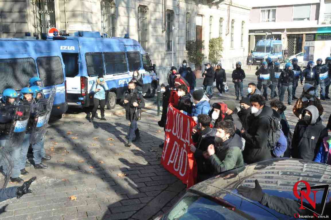 TORINO – Manifestazione di studenti contro l'alternanza scuola-lavoro, momenti di tensione (FOTO)