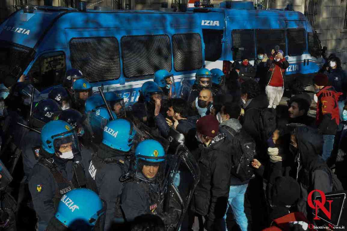 TORINO – Manifestazione di studenti contro l'alternanza scuola-lavoro, momenti di tensione (FOTO)